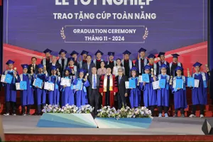 11 sinh viên Trường ĐH Bách khoa đạt Cúp toàn năng tại lễ tốt nghiệp 