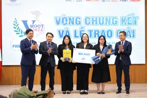 Sinh viên Trường ĐH Luật TP.HCM đạt giải nhất cuộc thi Phiên tòa giả định 2024