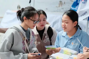 Sinh viên khó khăn được tặng vé xe về quê, hỗ trợ việc làm ngày Tết