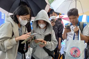 Hàng nghìn sinh viên tại TP.HCM đội mưa xếp hàng ứng tuyển việc làm