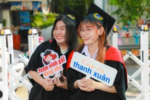 Sinh viên ngày tốt nghiệp được nhắn nhủ ‘hãy tự tin nhưng đừng quên tử tế’