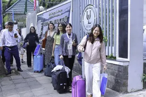 Thầy cô Trường ĐH Luật TP.HCM lỉnh kỉnh hành lý lên đường kiểm tra thi tốt nghiệp THPT