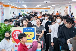 Phụ huynh, thí sinh nườm nượp ‘đổ bộ’ về TP.HCM làm thủ tục nhập học