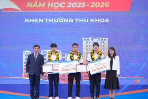 Nữ sinh ‘bật khóc tại lễ trưởng thành’ ở TP.HCM nhận học bổng 4 năm đại học