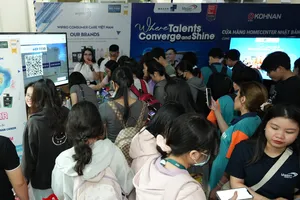 Sinh viên, người lao động ở TP.HCM xếp hàng 'săn' việc làm tại hơn 30 doanh nghiệp