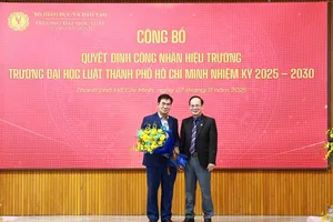 Trao quyết định công nhận 2 vị trí chủ chốt tại Trường ĐH Luật TP.HCM