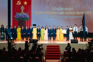 Trường ĐH Văn Lang đón nhận Huân chương Lao động hạng Nhì