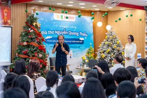 Chính người lớn quyết định 'con trẻ chọn điện thoại hay quyển sách'