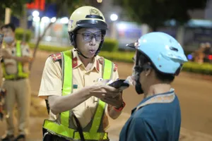 Dính lỗi phạt 12 triệu đồng, người đàn ông có nồng độ cồn bỏ xe rời đi