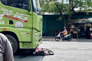 Tai nạn giữa xe container và xe máy, 1 nữ sinh viên tử vong 