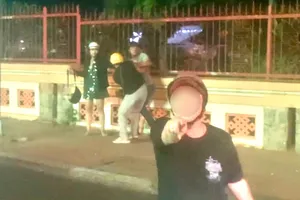 Xác minh vụ nhóm người rượt đuổi, đập phá xe taxi công nghệ giữa phố