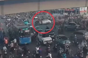 VIDEO cảnh nữ tài xế xe Mercedes tông nhiều xe máy ở TP Thủ Đức
