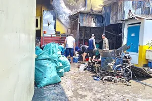 Cháy xưởng sản xuất ba lô, túi xách ở Hóc Môn