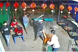 Nghĩ ‘bị nhìn đểu’, nhóm thanh niên cầm hung khí xông vào nhà chém người