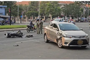 Xe máy gãy gập sau va chạm với ô tô 4 chỗ ở quận Bình Tân