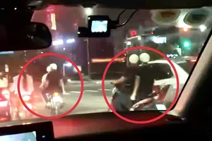 Người đi đường khiếp vía khi 2 nhóm đuổi chém nhau ở TP Thủ Đức