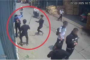 Đồng Nai: 1 học sinh bị đánh hội đồng bằng hung khí, ngã gục trên đường 