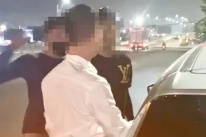 Nhóm người lạ mặt đánh tài xế xe công nghệ khi đang đón khách ở Đồng Nai