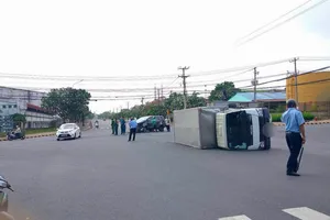 Va chạm với xe ô tô, xe tải lật ngang giữa giao lộ ở Đồng Nai
