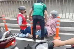 Mưa trái mùa, nhiều người té ngã khi đi qua cầu Sài Gòn