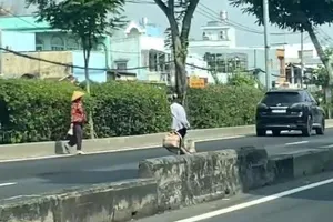 CSGT xử phạt nhiều trường hợp đi bộ qua đường không đúng nơi quy định