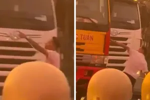 Truy tìm người dùng mũ bảo hiểm đập bể kính xe tải ở TP.HCM