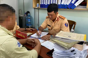 Tài xế và chủ xe đầu kéo để cuộn thép rơi xuống đường bị phạt 66 triệu đồng