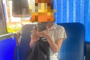 Tạm đình chỉ nữ tiếp viên xe buýt 'tịch thu' thẻ sinh viên