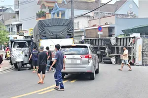 Xe tải lật ngang ở Hóc Môn, giao thông ùn ứ