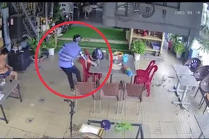 Clip ghi cảnh thanh niên giật 2 điện thoại iPhone trong quán nước ở Bình Dương