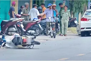 Ô tô va chạm 2 xe máy trước cổng trường ở quận Bình Tân, 4 người bị thương