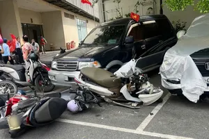 Xe bán tải tông hàng loạt xe máy ở TP Thủ Đức