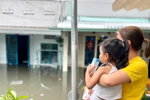 Một số khu vực ở TP.HCM ngập nặng sau mưa, có nơi ngập đến mái hiên