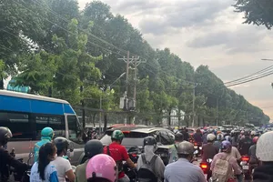 TP.HCM: 2 xe máy va chạm, giao thông qua khu vực ùn tắc 