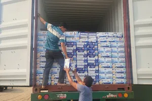 TP.HCM: 1 cán bộ hải quan tiếp tay buôn lậu gần 4.200 thùng sữa từ Mỹ vào Việt Nam