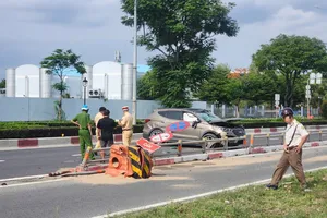 TP.HCM: Ô tô tông hàng loạt cọc tiêu, biển báo giao thông trong Khu Công nghệ cao