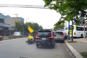 Mở cửa ô tô làm tài xế xe ôm ngã ra đường còn bắt đền 3 triệu đồng