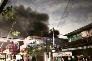 Cháy nhà trong hẻm ở quận 7, cột khói bốc cao hàng chục mét