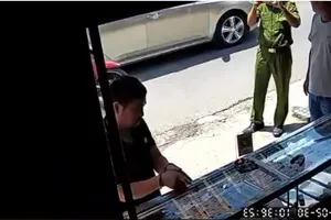 Công an đưa kẻ lừa đổi vé số giả đến các đại lý ở TP.HCM thực nghiệm hiện trường