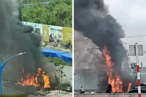 TP Thủ Đức: Cháy nổ trụ điện, người đi đường hoảng loạn né tránh