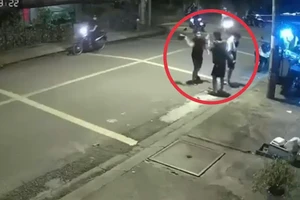 Xác minh người đàn ông đánh tới tấp 2 nam thanh niên ở quận 12