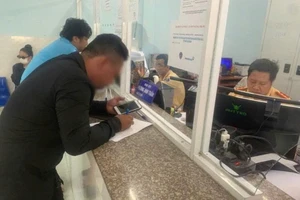 CSGT trích xuất camera, truy được tài xế làm rơi vãi bùn đất trên đường ở quận 8