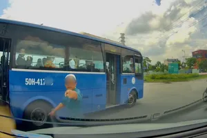 Đình chỉ tài xế xe buýt tạt đầu ô tô trên đường Võ Nguyên Giáp
