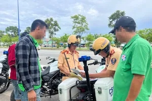 CSGT Rạch Chiếc xử lý nhiều xe khách để hàng hóa trong khoang hành khách