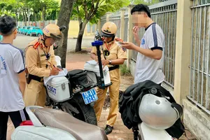 CSGT xử lý gắn với tuyên truyền về giao thông trong học sinh, sinh viên dịp hè 2025