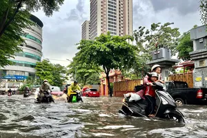 TP.HCM mưa lớn kéo dài, nhiều người vất vả vượt nước ngập về nhà