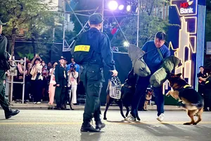 Người dân TP.HCM thích thú với các màn biểu diễn của cảnh khuyển trên đường Lê Lợi 