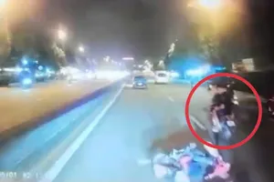 Cho rằng bị tạt đầu xe, 2 thiếu niên đạp ngã xe người đi đường 