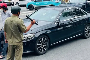 Clip ghi cảnh người chạy xe SH chặn, đập ô tô Mercedes ở Thủ Đức