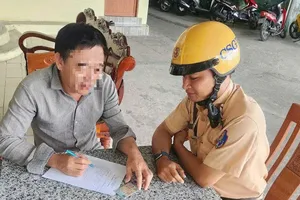 Xử phạt người đàn ông chạy xe 3 bánh ngược chiều ở quận 12